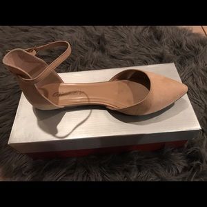 Pointed nude flats